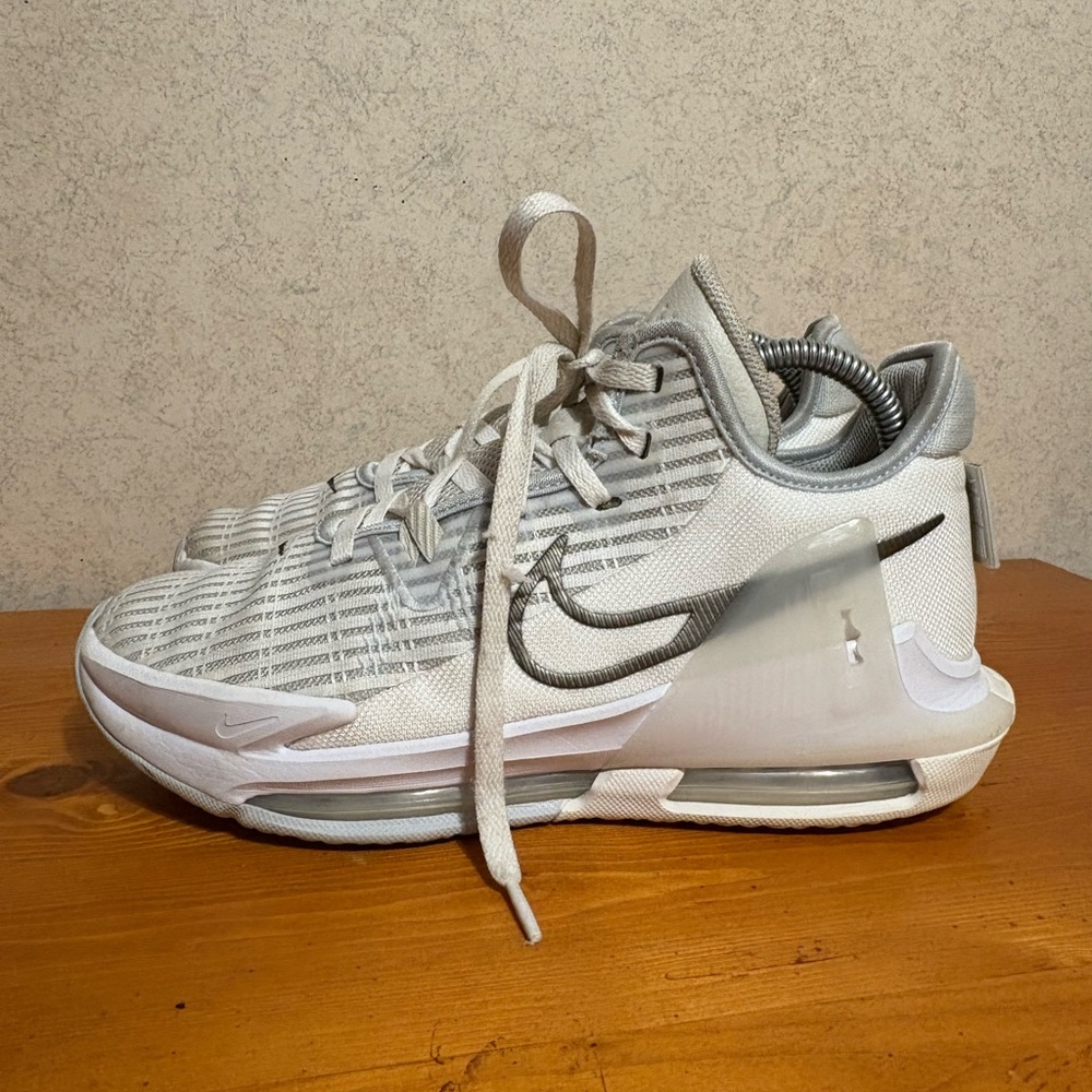 Nike Airmax LeBron Witness 6 Summit Basketball Shoes men’s size 7.5